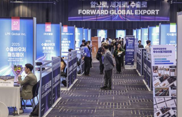 21일 서울 강남구 코엑스 그랜드볼룸에서 중소벤처기업부 주최로 개막된 2025 수출바우처 매칭페어에서 중소기업 관계자들이 수출 애로에 도움이 된 업체 관계자들과 상담하고 있다. 연합뉴스