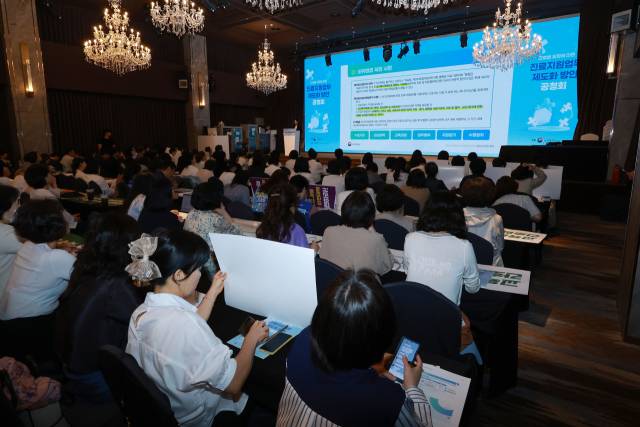 21일 서울 용산구 피스앤파크 컨벤션 로얄홀에서 열린 간호법 제정에 따른 진료지원업무 제도화 방안 공청회에서 박혜린 보건복지부 간호정책과장이 주제발표하고 있다. 연합뉴스