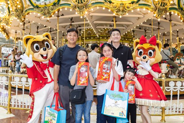 드림 티켓 초청 행사로 서울 잠실 롯데월드 어드벤처를 찾은 대구소방안전본부 강북소방서 권용재(왼쪽) 소방관과 경북소방본부 봉화소방서 김형대(〃 네 번째) 소방관이 가족들과 사진 촬영을 하고 있다. 사진 제공=롯데월드