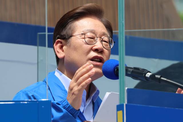 이재명 더불어민주당 대선 후보가 21일 인천시 남동구 구월동 로데오광장에서 열린 유세에서 시민들에게 지지를 호소하고 있다. 연합뉴스