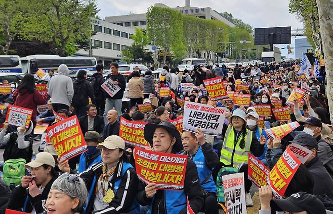 5월3일 시민단체 촛불행동이 서울 서초구 대법원 인근에서 집회를 열고 있다. ⓒ연합뉴스