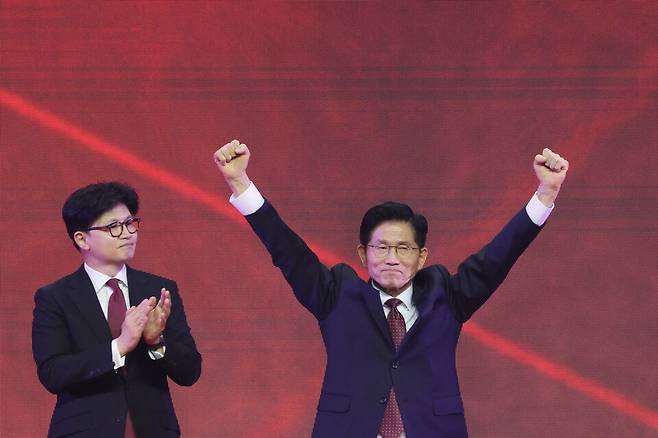 지난 3일 경기 고양시 킨텍스에서 열린 전당대회에서 김문수 국민의힘 대선 후보가 선출된 가운데 경쟁자였던 한동훈 전 대표가 옆에서 축하하고 있다. ⓒ시사저널 박은숙