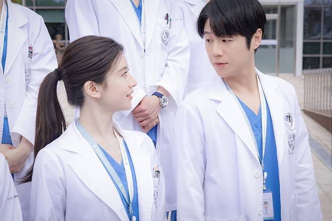 tvN 드라마 ‘언젠가는 슬기로울 전공의생활’에서 오이영 역을 연기한 배우 고윤정(왼쪽) 출연장면. 사진 tvN