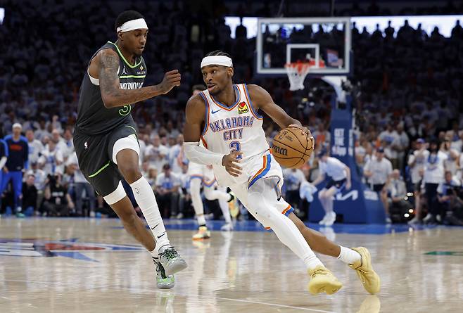 돌파하는 샤이 길저스-알렉산더.   오클라호마시티 | 이매진이미지연합뉴스