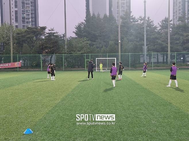 ▲ FC포텐셜의 훈련을 진행하는 페드로 감독 ⓒ장하준 기자