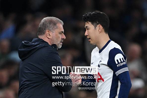 영국 공영방송 ‘BBC’는 “손흥민이 유럽축구연맹(UEFA) 유로파리그에서 선발로 뛰게 될까”라고 전망하면서 “포스테코글루 감독은 경기 하루 전 공식 훈련에서 브레넌 존슨과 도미닉 솔란케의 뒤에서 넘버 10 역할을 맡은 윌슨 오도베르와 함께 스리톱 전술을 가동했다. 손흥민이 선발 출전할 것으로 보인다”라고 보도했다.&nbsp;손흥민은 프리미어리그 36라운드 크리스탈 팰리스와의 홈 경기에서 부상 복귀전을 치르기 전까지 약 한 달간 발 부상으로 결장했다. 37라운드 애스턴 빌라 원정길에서 풀타임을 뛰었지만 현지에서는 반신반의였다. 하지만 공식 훈련에서 스리톱 중 일부로 뛰면서 선발 가능성을 높였고 포스테코글루 감독도 기자회견에서 손흥민 출전을 암시했다