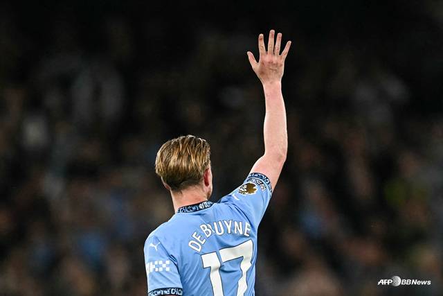 팬들에게 인사하는 케빈 더 브라위너. /AFPBBNews=뉴스1