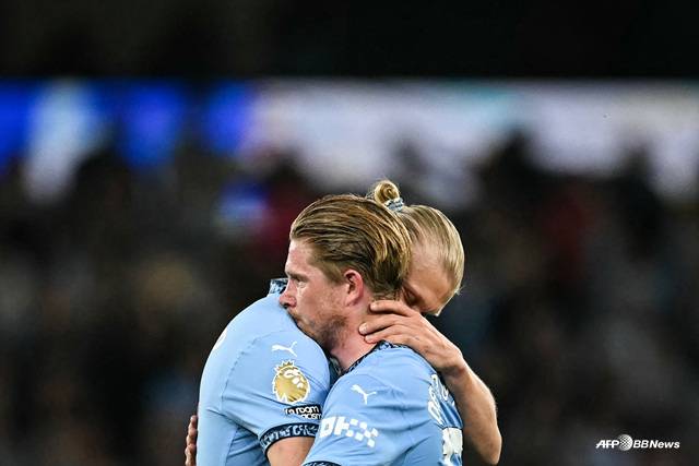 엘링 홀란과 케빈 더 브라위너(오른쪽)가 포옹을 나누고 있다. /AFPBBNews=뉴스1