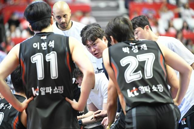 선수들에게 작전지시를 내리는 송영진 감독(가운데). /사진=KBL 제공