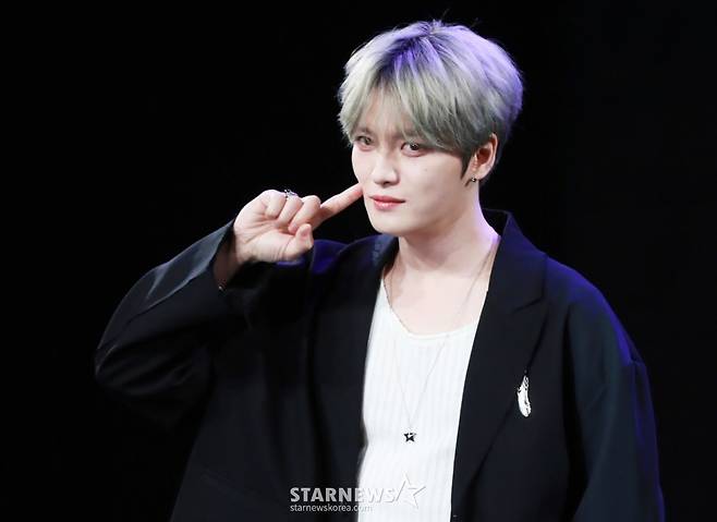 가수 김재중이 19일 오후 서울 마포구 상암동 MBC 사옥에서 진행된 EP 'Beauty in Chaos'(뷰티 인 카오스) 발매기념 기자간담회에 참석해 포즈를 취하고 있다.  이번 앨범은 타이틀곡 'ROCK STAR'(록 스타)를 비롯해 'In Chaos'(인 카오스), 'Miracle'(미라클), 'Last VoW'(라스트 보우), 'Goal In'(골인) 등 총 5곡이 수록됐다. /2025.05.19 /사진=이동훈 photoguy@