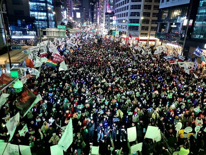 지난 2월 15일 윤석열 전 대통령 탄핵 집회에 참석한 시민들이 세종호텔 해고자 고진수씨가 고공농성 중인 서울 명동역 일대 도로로 행진했다. 고진수씨는 “어마어마했다”고 말했다. 고진수씨 제공