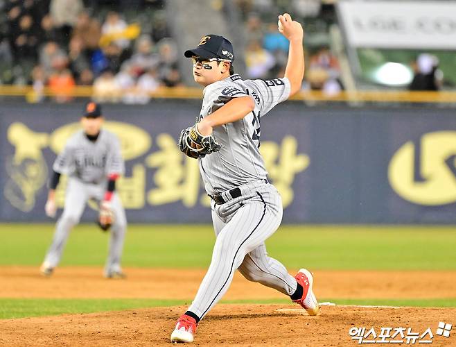 27일 오후 서울 송파구 잠실야구장에서 열린 '2025 신한 SOL Bank KBO리그' 한화 이글스와 LG 트윈스의 경기, 8회말 2사 1,3루 한화 김서현이 공을 힘차게 던지고 있다. 엑스포츠뉴스 DB