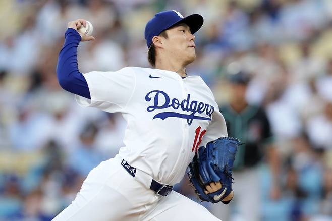 LA 다저스 야마모토 요시노부가 21일 미국 캘리포니아주 로스앤젤레스의 다저스타디움에서 열린 2025 미국프로야구 메이저리그(MLB) 애리조나 다이아몬드백스와의 홈경기에 선발 등판해 7이닝 1피안타 2볼넷 9탈삼진 무실점을 기록했다. EPA 연합뉴스