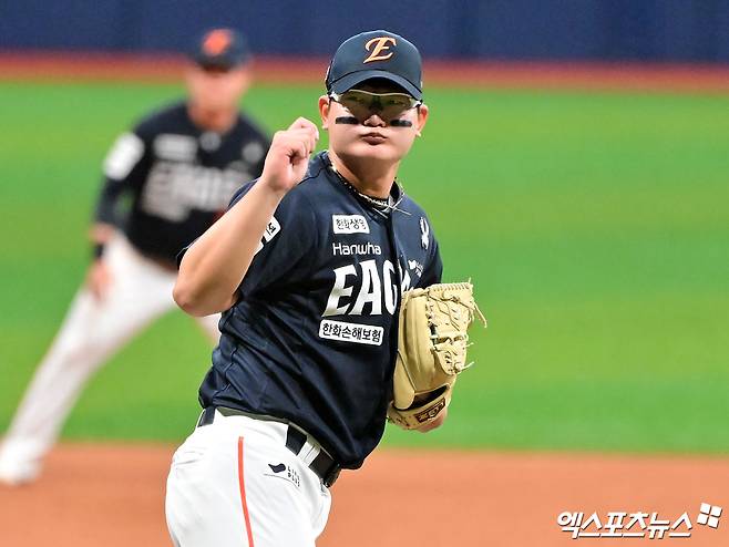 9일 오후 서울 구로구 고척스카이돔에서 열린 '2025 신한 SOL Bank KBO리그' 한화 이글스와 키움 히어로즈의 경기, 한화가 문현빈의 결승 솔로포에 힘입어 키움에 7:5로 승리하며 26년 만에 10연승을 기록했다.  9회말 한화 김서현이 공을 힘차게 던지고 있다. 엑스포츠뉴스 DB