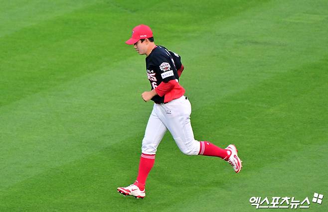 KIA 타이거즈 외야수 최원준이 21일 수원 KT위즈파크에서 열린 2025 신한 SOL Bank KBO리그 KT 위즈와 팀 간 5차전에서 1회말 수비 실책 후 교체됐다. 사진 김한준 기자