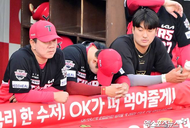 KIA 타이거즈 외야수 최원준(가운데)이 21일 수원 KT위즈파크에서 열린 2025 신한 SOL Bank KBO리그 KT 위즈와 팀 간 5차전에서 1회말 수비 실책 후 교체됐다. 사진 김한준 기자