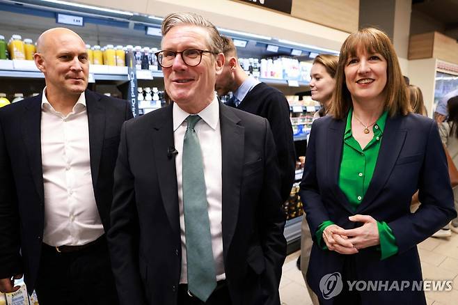 유통가 방문한 스타머 총리(가운데)와 리브스 재무장관(오른쪽) [AFP 연합뉴스]
