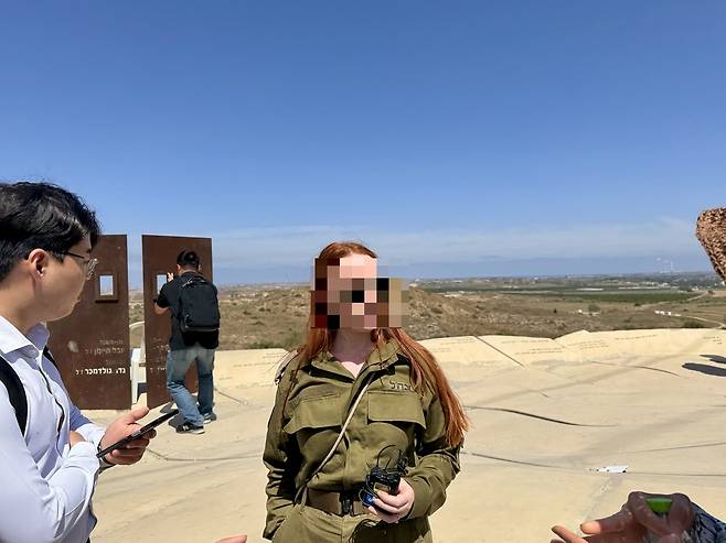 이스라엘 예비군 (스데로트=연합뉴스) 임지우 기자 = 20일(현지시간) 이스라엘 남부에서 한국 기자단에게 이스라엘군 입장 설명하는 이스라엘 예비군. 2025.05.21