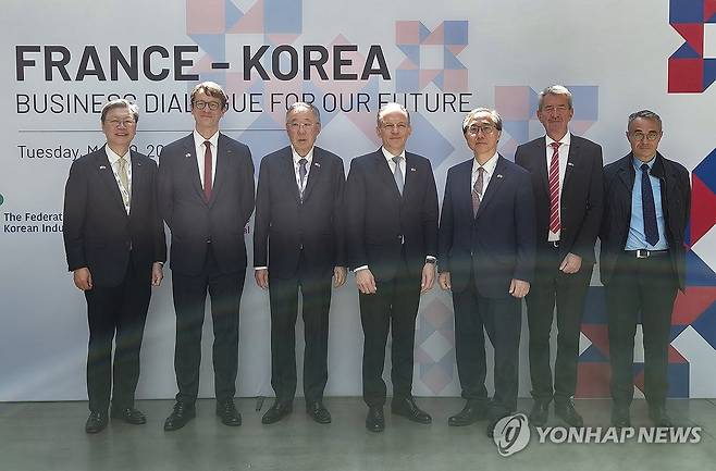 한경협, 파리서 프랑스경제인협회와 미래대화 개최 (서울=연합뉴스) 한국과 프랑스 경제계가 미국발 통상 불확실성 등 글로벌 통상 현안에 대한 정보를 교환하고 탈탄소·우주·스타트업 등 새로운 분야의 협력을 논의했다.
    한국경제인협회(한경협)는 프랑스경제인협회(MEDEF)와 함께 20일(현지시간) 프랑스 파리의 세계 최대 스타트업 캠퍼스 '스테이션F'에서 '제2차 한-프랑스 경제계 미래대화'를 개최했다고 밝혔다.
    류진 한경협 회장(왼쪽 세번째)과 프랑스와 자코브 프랑스 측 위원장(에어리퀴드 최고경영자, 가운데)를 비롯한 경제사절단이 기념촬영을 하고 있다. 2025.5.20 [한경협 제공, 재판매 및 DB 금지] photo@yna.co.kr