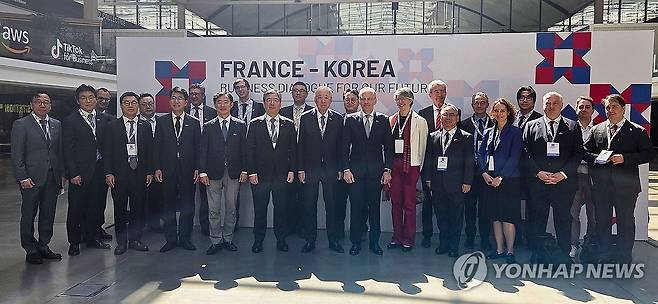 한경협, 파리서 프랑스경제인협회와 미래대화 개최 (서울=연합뉴스) 한국과 프랑스 경제계가 미국발 통상 불확실성 등 글로벌 통상 현안에 대한 정보를 교환하고 탈탄소·우주·스타트업 등 새로운 분야의 협력을 논의했다.
    한국경제인협회(한경협)는 프랑스경제인협회(MEDEF)와 함께 20일(현지시간) 프랑스 파리의 세계 최대 스타트업 캠퍼스 '스테이션F'에서 '제2차 한-프랑스 경제계 미래대화'를 개최했다고 밝혔다.
    류진 한경협 회장(앞줄 왼쪽 일곱번째)과 프랑수와 자코브 에어리퀴드 최고경영자(앞줄 왼쪽 여덟번째)를 비롯한 경제사절단이 기념촬영을 하고 있다. 2025.5.20 [한경협 제공, 재판매 및 DB 금지] photo@yna.co.kr