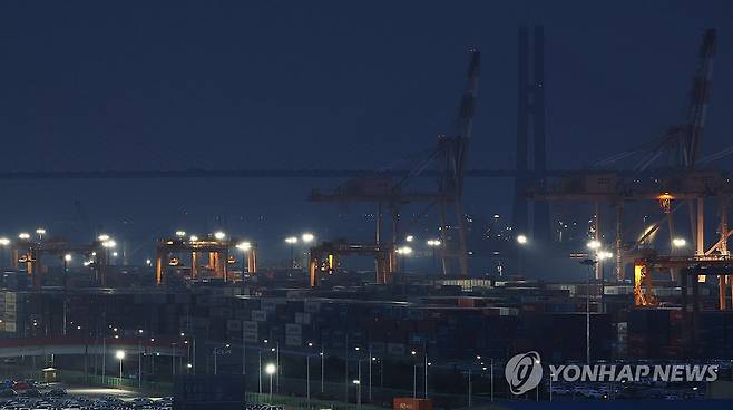 한국 수출 앞날은? (평택=연합뉴스) 홍기원 기자 = 2일 경기도 평택항에 컨테이너가 쌓여 있다. 
    도널드 트럼프 미국 대통령이 2일 오후(현지시간·한국시간 3일 오전) 이른바 상호관세를 발표하고 즉각 시행에 들어간다.
    상호 관세와 별개로 지난달 12일 철강·알루미늄 제품 25% 관세가 시행된 데 이어 자동차 관세 25%도 3일 0시1분부터 발효될 예정이다.
    이에 따라 그동안 중국, 캐나다, 멕시코와 같은 일부 국가, 철강·알루미늄을 비롯한 일부 제품을 대상으로 전개됐던 '트럼프발(發) 관세 전쟁'이 글로벌 수준으로 확대될 예정이다. 2025.4.2 xanadu@yna.co.kr