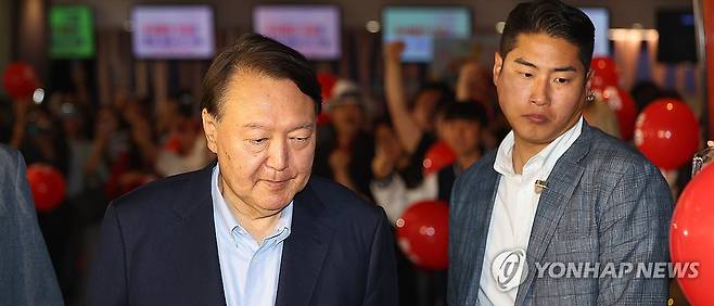 윤석열, 부정선거 주장 다큐 영화 관람 (서울=연합뉴스) 김도훈 기자 = 윤석열 전 대통령이 21일 서울 메가박스 동대문에서 이영돈 PD가 제작한 다큐멘터리 영화 '부정선거, 신의 작품인가'를 관람하기 위해 상영관으로 향하고 있다. 2025.5.21 superdoo82@yna.co.kr