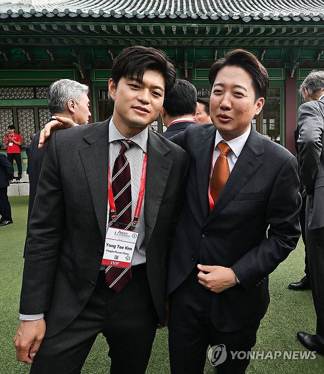 대화하는 이준석 대선 후보와 국민의힘 김용태 비상대책위원장 (서울=연합뉴스) 개혁신당 이준석 대선 후보(오른쪽)가 21일 서울 신라호텔에서 열린 제16회 조선일보 아시안리더십콘퍼런스(ALC)에서 국민의힘 김용태 비상대책위원장과 대화하고 있다. 2025.5.21 [조선일보 제공. 재판매 및 DB 금지] photo@yna.co.kr