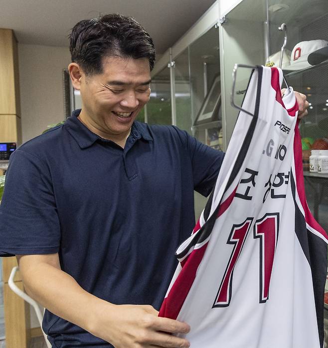 선수 시절 유니폼 든 창원 LG 조상현 감독 (서울=연합뉴스) 황광모 기자 = 프로농구 창원 LG의 28년 만의 우승을 이끈 조상현 감독이 21일 서울 강남구 KBL에서 연합뉴스와 가진 인터뷰에 앞서 전시된 자신의 LG 선수 시절 유니폼을 발견한 뒤 설명하고 있다. 2025.5.21 hkmpooh@yna.co.kr