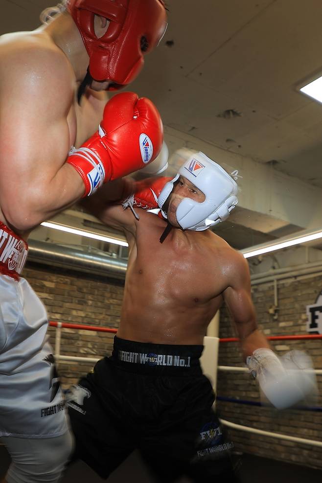 최시로의 왼손 훅  (서울=연합뉴스) 류효림 기자 = WBA 아시아 챔피언 최시로가 20일 서울 강남구 FW1 복싱클럽에서 연합뉴스와 인터뷰 뒤 훈련하고 있다. 2025.5.20 
 ryousanta@yna.co.kr