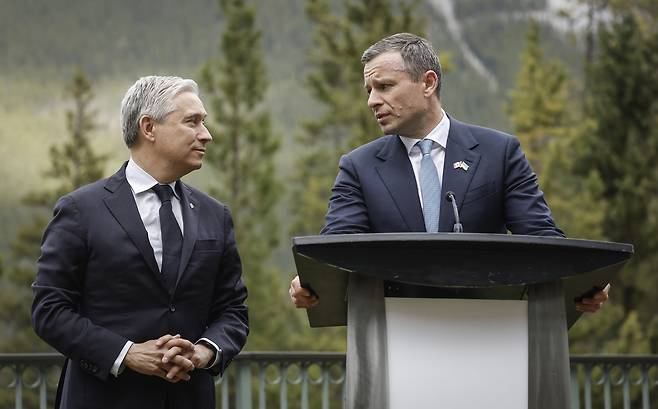 G7 재무장관 회의에 참석한 프랑수아 필리프 샹파뉴 캐나다 재무장관(왼쪽)과 세르게이 마르첸코 우크라이나 재무장관 [AP 연합뉴스. Canadian Press 제공]