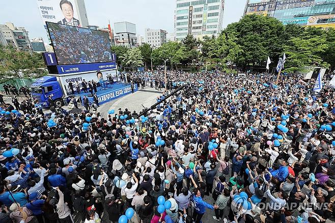 부평역서 지지 호소하는 이재명 후보 (인천=연합뉴스) 김주성 기자 = 더불어민주당 이재명 대선 후보가 21일 인천광역시 부평역 북광장에서 열린 집중유세에서 시민들에게 지지를 호소하고 있다. 2025.5.21 [공동취재] utzza@yna.co.kr