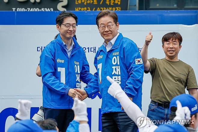 김경수 공동선대위원장과 악수하는 이재명 후보 (창원=연합뉴스) 황광모 기자 = 더불어민주당 이재명 대선 후보가 14일 경남 창원시 상남분수광장에서 열린 집중 유세에서 김경수 공동선대위원장과 악수하고 있다. 2025.5.14 [공동취재] hkmpooh@yna.co.kr