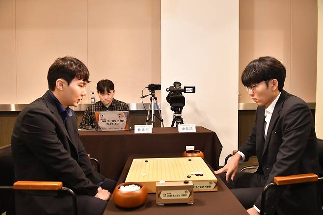 박정환(왼쪽)이 신진서를 상대로 17연패를 끊고 LG전 8강에 올랐다.  [한국기원 제공. 재판매 및 DB 금지]