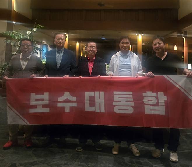 홍준표 전 시장 만난 국민의힘 '하와이 특사단'     (서울=연합뉴스) 국민의힘 대선 선대위 유상범 단일화추진본부장, 김대식 대외협력본부장, 조광한 대외협력부본부장, 이성배 선대위 대변인이 19일 홍준표 전 대구시장의 선대위 합류를 설득하기 위해 미국 하와이에 도착, 홍 전 시장을 만나고 있다. 2025.5.21 [이성배 대변인 제공. 재판매 및 DB금지]