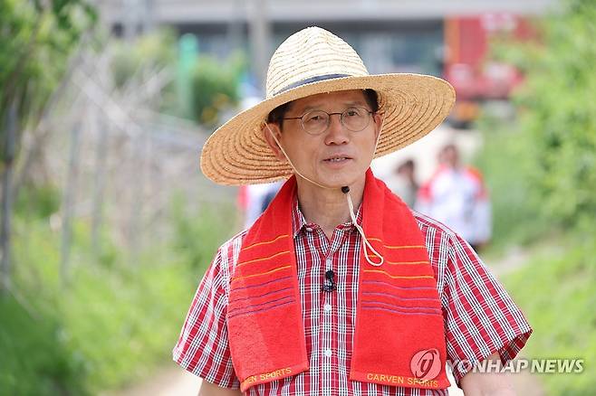 고양 방문한 김문수 후보 (고양=연합뉴스) 박동주 기자 = 국민의힘 김문수 대선 후보가 21일 경기 고양시 덕양구에서 열린 '고양시 청년농업인 모내기 및 새참간담회' 행사에 참석하고 있다. 2025.5.21 pdj6635@yna.co.kr