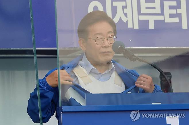 방탄조끼 보여주는 이재명 후보 (인천=연합뉴스) 김주성 기자 = 더불어민주당 이재명 대선 후보가 21일 자신의 지역구인 인천광역시 계양역 앞 유세에서 방탄유리, 방탄조끼 비판에 대해 항변하던 중 점퍼 속 방탄조끼를 보여주고 있다. 2025.5.21 utzza@yna.co.kr