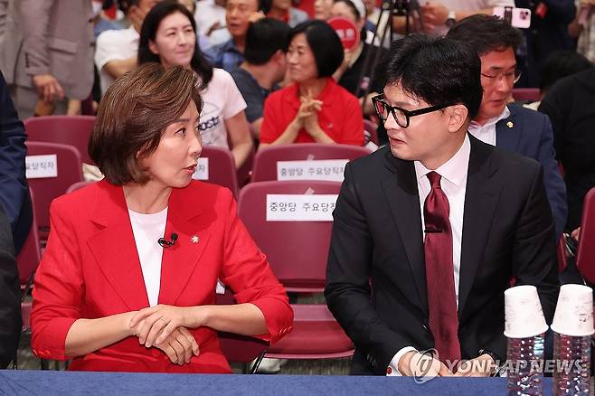 대화하는 나경원·한동훈 후보 국민의힘 나경원·한동훈(오른쪽) 대표 후보가 지난 2024년 7월 8일 오후 광주 김대중컨벤션센터에서 열린 제4차 전당대회 광주·전북·전남·제주 합동연설회에서 대화하고 있다. [연합뉴스 자료사진]