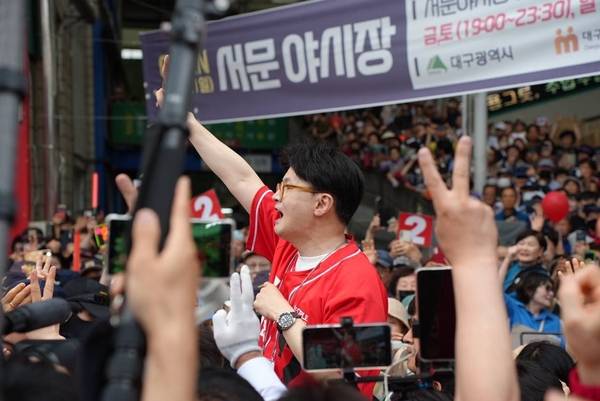 한동훈 전 국민의힘 대표가 21일 대구 서문시장 지원유세에서 김문수 후보에 대한 지지를 호소하고 있다. 20252.21 /한동훈 전 대표 측 제공