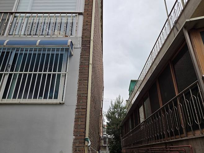 ▲&nbsp;수원시 장안구 송죽동 한 다세대주택 외벽이 부풀어 있다. /사진=고륜형 기자 krh0830@incheonilbo.com