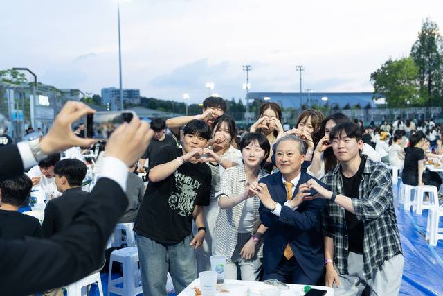 양오봉 총장이 지난 21일 열린 전북대학교 건지대동제 축제장에서 학생들과 함께 기념촬영을 하고 있다./전북대 제공