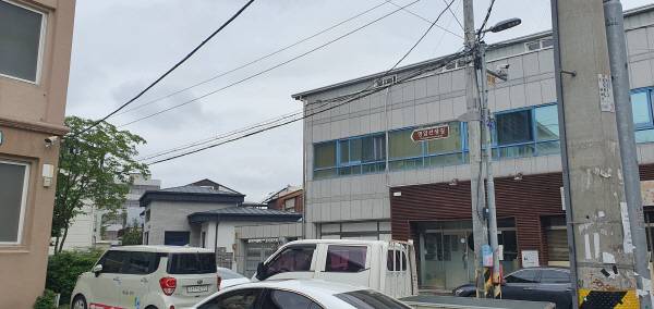 22일 포항시 남구 상대동에 있는 영암도서관 인근에 설치돼 있는 영암선생길 명예도로명 표지판. 황영우 기자