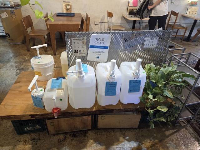 내가 쓰는 만큼만 구매하는 제로웨이스트 더커먼 샵 실내 모습. 권예인 인턴