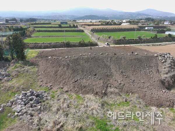 임야 내 무단으로 토사를 성토한 현장. (사진=자치경찰단)