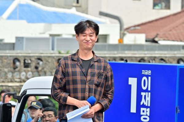 제주살이 10년 차인 배우 박혁권이 22일 제주시 동문로터리에서 열린 이재명 후보 제주 유세에서 단상에 올라 지지 연설을 했다.