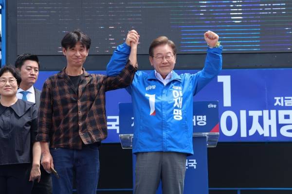 2일 제주도 집중 유세에서 이재명 대선 후보가 박혁권 배우를 단상으로 부른 후 손을 잡고 격려했다.