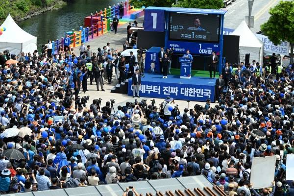 22일 제주시 동문로터리에서 열린 이재명 더불어민주당 대선 후보 유세에서 많은 도민들이 운집했다. 고봉수 기자