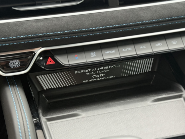 그랑 콜레오스 에스프리 알핀 누아르만의 리미티드 넘버 플레이트./사진=백유진 기자 byj@