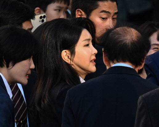 윤석열 전 대통령 부인 김건희 여사가 지난달 서울 서초구 서초동 자택 앞에서 지지자들과 인사를 나누고 있다.(사진=뉴스1)