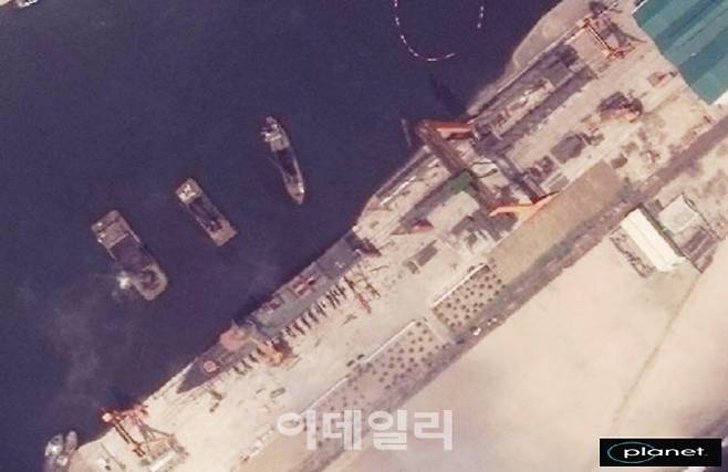 청진항 구축함 건조 모습[통일부 제공]