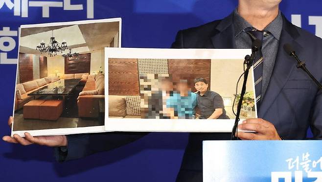 지난 19일 노종면 더불어민주당 선대위 대변인이 “지귀연 서울중앙지법 부장판사가 유흥업소에서 접대받았다”며 사진을 공개하고 있다. (사진=연합뉴스)